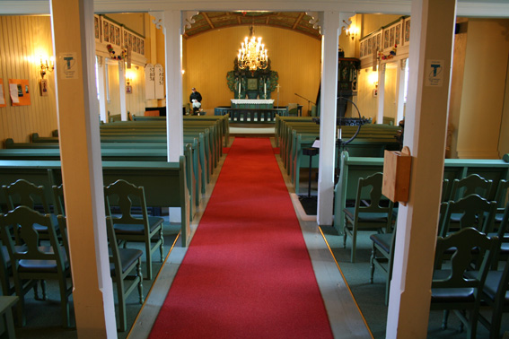 Fil:Udenes kirke Kirkerommet fra bakdør.jpg