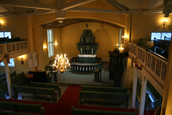 Fil:Udenes kirke Kirkerommet fra galleri.jpg