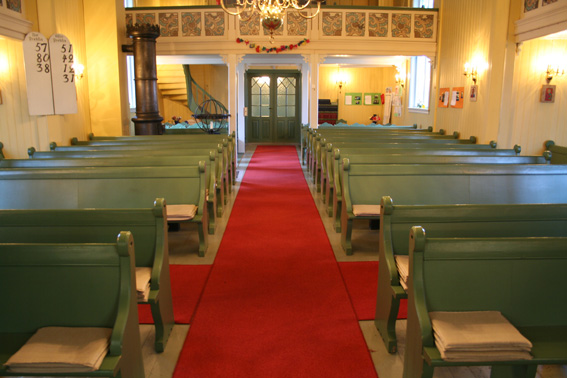 Fil:Udenes kirke Kirkerommet fra kor.jpg