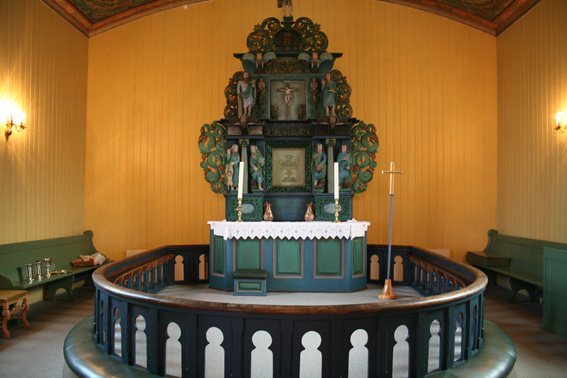 Fil:Udenes kirke Korparti med alter.jpg