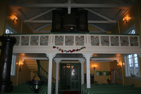 Fil:Udenes kirke Venstre skip bilde 2.jpg