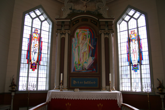 Fil:Uggdal kyrkje alterparti.jpg