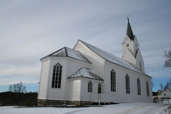 Fil:Uggdal kyrkje fasade 4.jpg