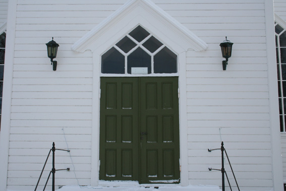 Fil:Uggdal kyrkje hovedinngang.jpg