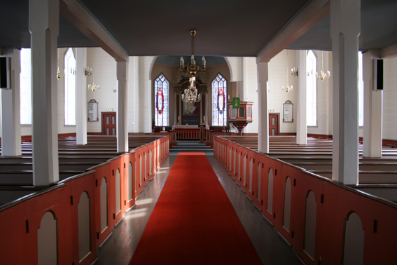 Fil:Uggdal kyrkje kirkerom fremre.jpg