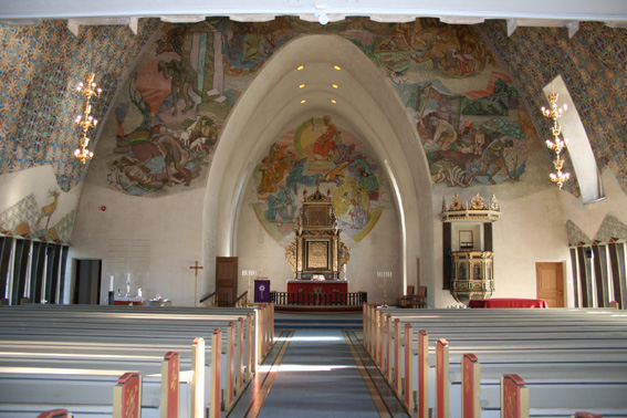 Fil:Ullensaker kirke Kirkerommet sett fra bakdør.jpg