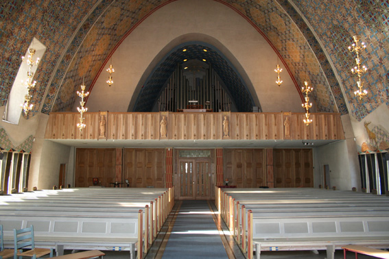Fil:Ullensaker kirke Kirkerommet sett fra kor.jpg