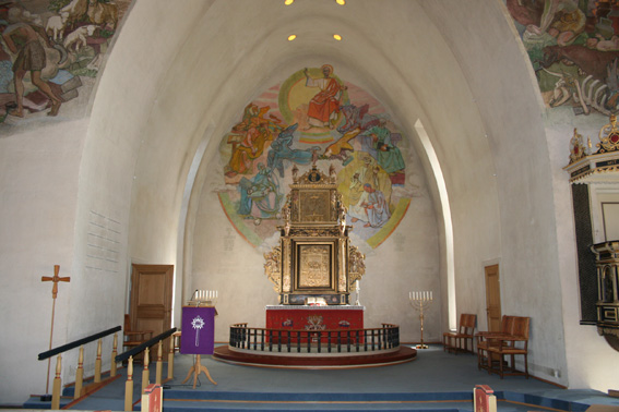 Fil:Ullensaker kirke Koret med alterparti.jpg