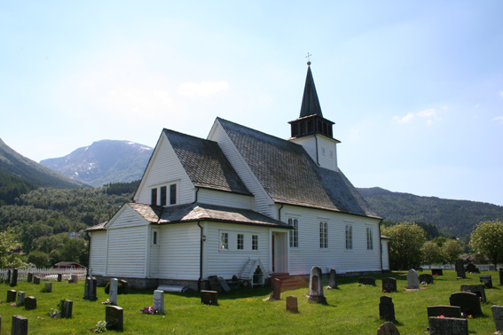 Fil:Uskedalen kyrkje Fasade 5.jpg