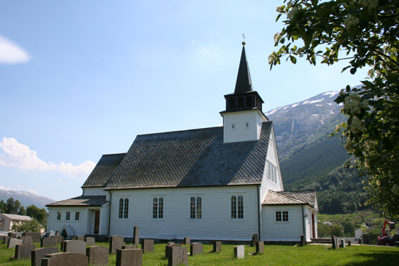 Fil:Uskedalen kyrkje Fasade 6.jpg