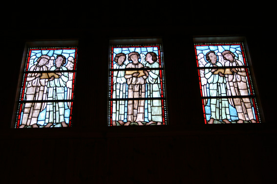 Fil:Uskedalen kyrkje Glassbilder i kor.jpg