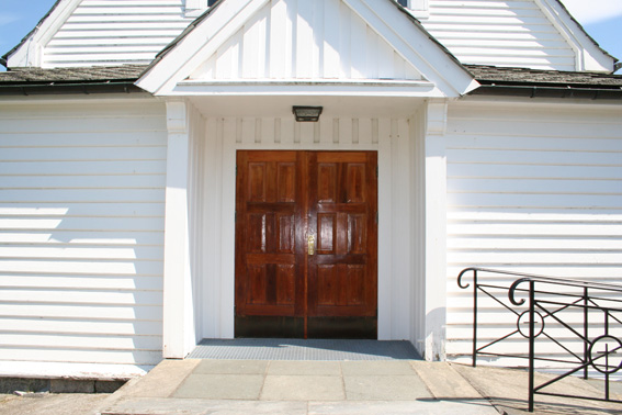 Fil:Uskedalen kyrkje Hovedinngang.jpg