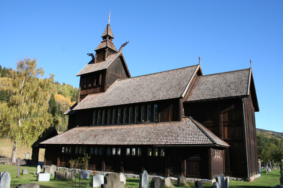 Fil:Uvdal kirke Fasade 2.jpg