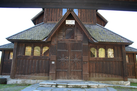 Fil:Uvdal kirke Hovedingang.jpg