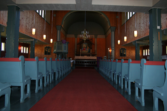 Fil:Uvdal kirke Kirkerommet fremre.jpg