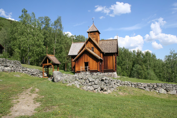 Fil:Uvdal stavkirke Avstandsbilde 2.jpg
