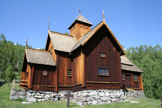 Fil:Uvdal stavkirke Fasade 1.jpg