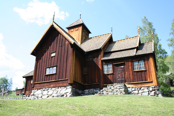 Fil:Uvdal stavkirke Fasade 2.jpg