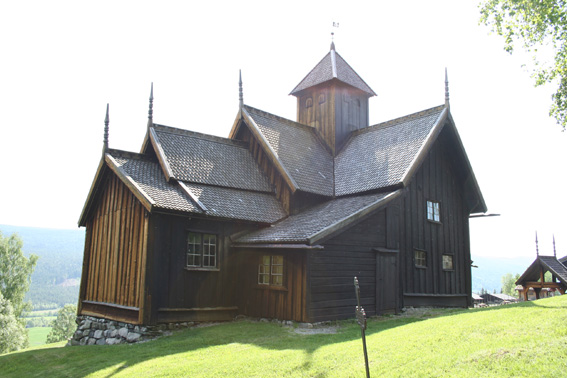 Fil:Uvdal stavkirke Fasade 4.jpg