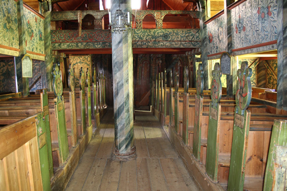 Fil:Uvdal stavkirke Kirkerommet sett fra kor 3.jpg