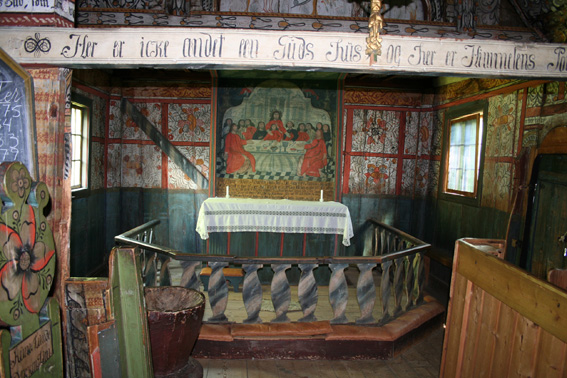 Fil:Uvdal stavkirke Koret med alterpart 2.jpg