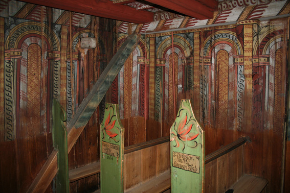 Fil:Uvdal stavkirke Parti under galleri 1.jpg