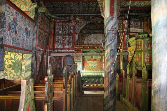 Fil:Uvdal stavkirke kirkerommet sett fra bakdør 3.jpg