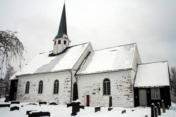 Fil:Våler kirke, Østfold Fasade 2.jpg