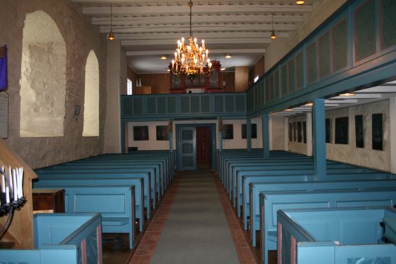 Fil:Våler kirke, Østfold Kirkerommet sett fra kor.jpg