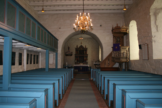 Fil:Våler kirke, Østfold kirkerommet sett fra bakdør.jpg