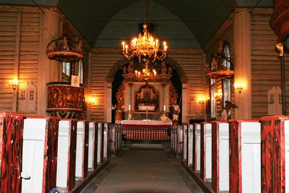 Fil:Vår Frelsers kirke, Drøbak Kirkerommet fremre.jpg