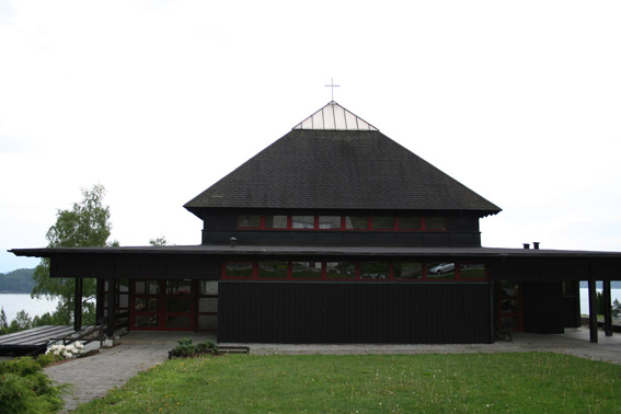 Fil:Valen kyrkje, Kvinnherad Fasade 1.jpg