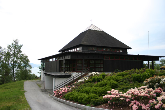 Fil:Valen kyrkje, Kvinnherad Fasade 2.jpg