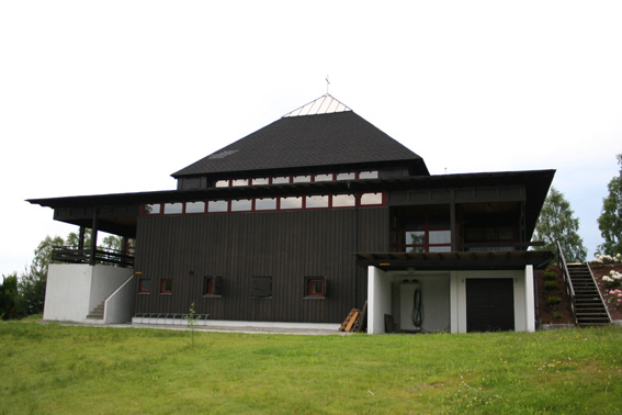 Fil:Valen kyrkje, Kvinnherad Fasade 3.jpg