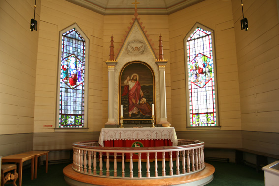 Fil:Valestrand kyrkje Alterparti.jpg