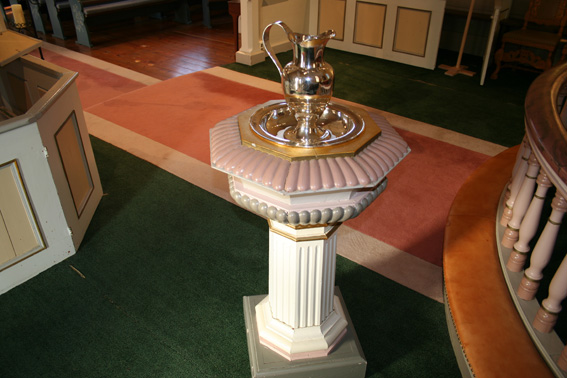 Fil:Valestrand kyrkje Døpefont 1.jpg