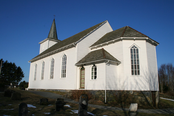 Fil:Valestrand kyrkje Fasade 2.jpg