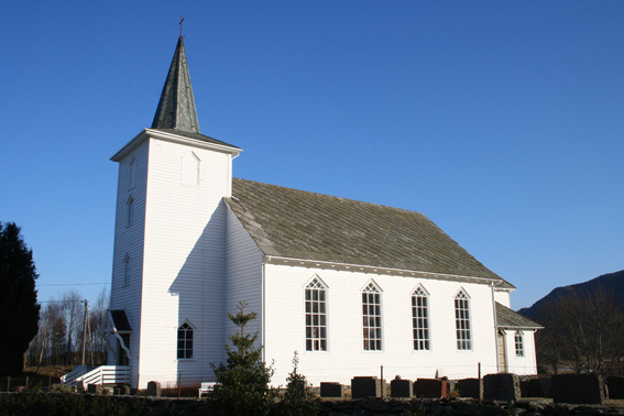 Fil:Valestrand kyrkje Fasade 6.jpg