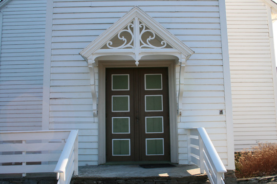 Fil:Valestrand kyrkje Hovedinngang.jpg