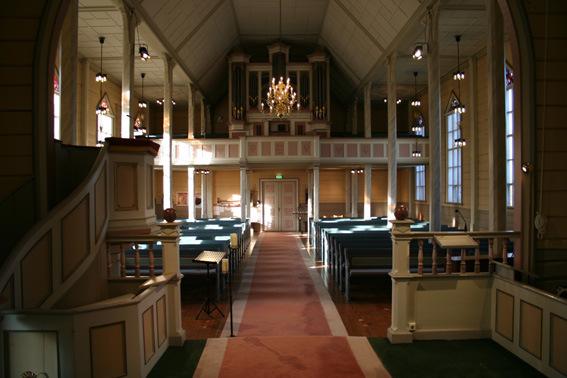 Fil:Valestrand kyrkje Kirkerom bakre.jpg