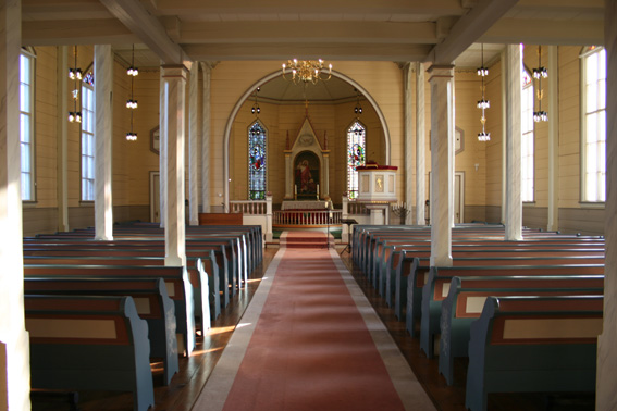 Fil:Valestrand kyrkje Kirkerom fremre.jpg