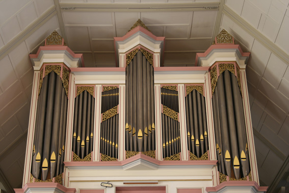 Fil:Valestrand kyrkje Orgel 2.jpg