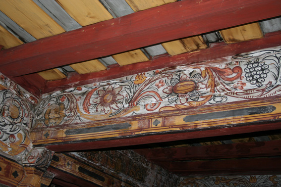 Fil:Vatnås kirke detalj i kirken 1.jpg