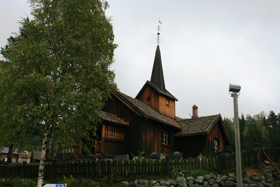 Fil:Vatnås kirke fasade 2.jpg