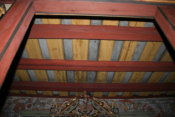 Fil:Vatnås kirke himling over kor.jpg