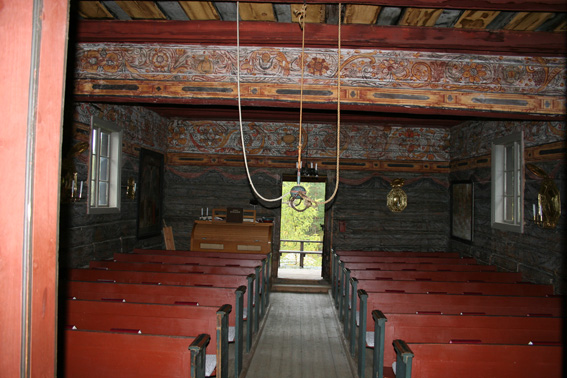 Fil:Vatnås kirke kirkerommet bakre.jpg