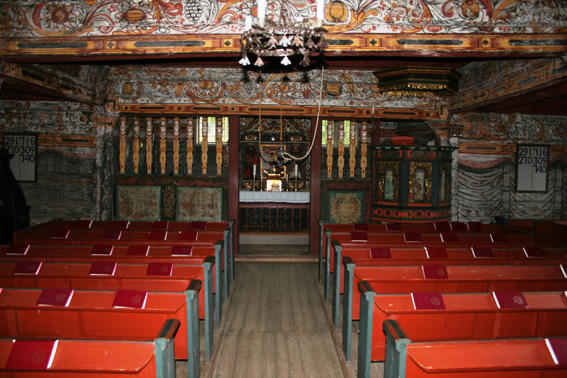 Fil:Vatnås kirke kirkerommet fremre 1.jpg