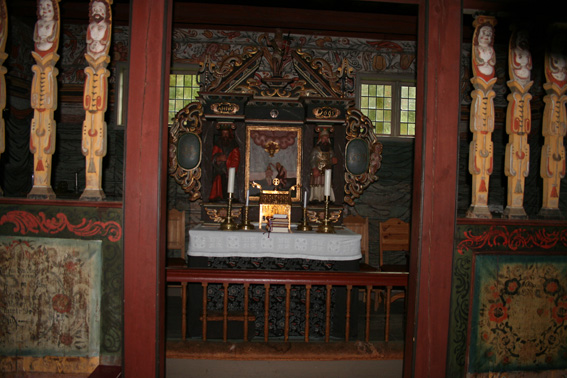 Fil:Vatnås kirke koret 1.jpg