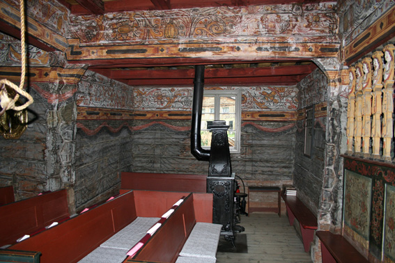 Fil:Vatnås kirke skip nord.jpg