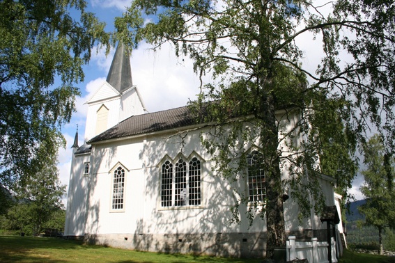 Fil:Veggli kirke Fasade 2.jpg